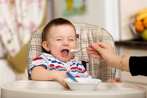 Thời gian vàng để các ông bố bà mẹ bắt đầu cho trẻ ăn dặm