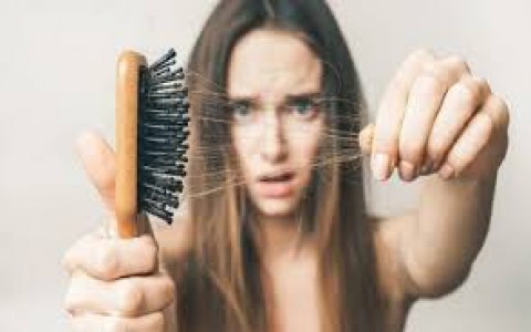 Đâu là nguyên nhân gây ra hiện rụng tóc ở người trẻ?
