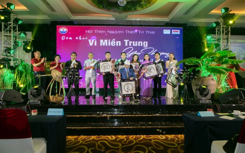 Xúc động Đêm nhạc “Vì miền Trung yêu thương”!