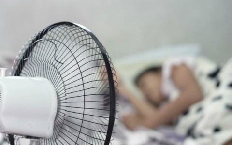 Bật quạt khi ngủ có tốt cho sức khỏe không?