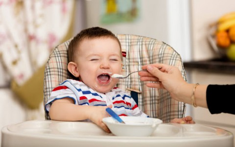 Thời gian vàng để các ông bố bà mẹ bắt đầu cho trẻ ăn dặm
