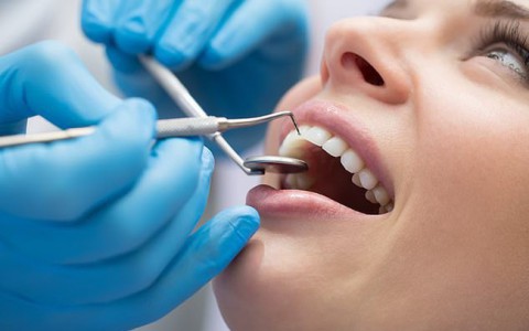 Cạo vôi răng có làm răng ê buốt?