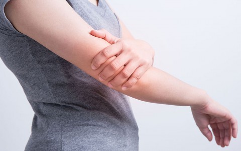Đừng xem thường dấu hiệu tê bì tay phải vì có thể là cảnh báo của chứng đột quỵ