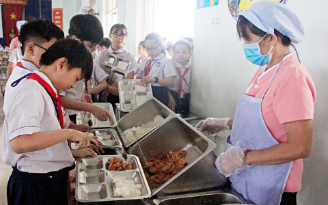 Làm thế nào để cải thiện chất lượng bữa ăn học đường?