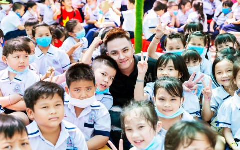Ca sỹ Dương Tùng Nhân: “Tết vẫn còn đó ký ức đong đầy tháng ngày cơ cực của mẹ”