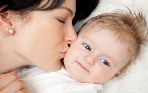 Thủ phạm gây suy giảm sức đề kháng của trẻ chính là nụ hôn?