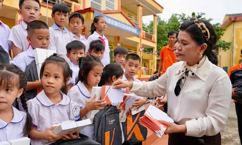 Những hình ảnh về sẻ chia với người dân và trẻ em vùng bão lũ, sạt lở đất