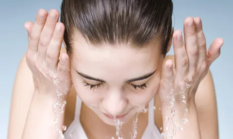 Ba thói quen rửa mặt cứ ngỡ là tốt cho da nhưng lại là nguyên nhân khiến mụn nhiều hơn