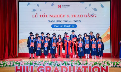 Xúc động lễ tốt nghiệp và trao bằng tốt nghiệp đại học cho gần 2.000 sinh viên