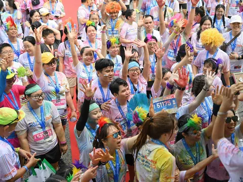 Hàng ngàn người về Bình Dương, chơi hết mình trong đường chạy sắc màu Color Run EcoLakes lần đầu tổ chức