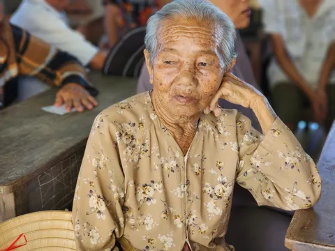 Trung thu không chỉ cho trẻ nhỏ mà có cả người già...