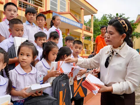 Những hình ảnh về sẻ chia với người dân và trẻ em vùng bão lũ, sạt lở đất