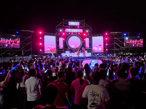 Đổ xô đi sửa xe miễn phí, xem lễ hội âm nhạc tại IRCtire Motorbike Care Festival