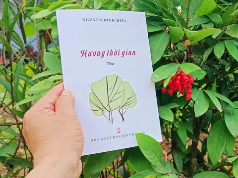 Cái tôi trữ tình sâu lắng trong 'Hương thời gian' của nhà giáo Nguyễn Đình Hiền