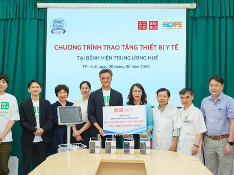 UNIQLO cùng Quỹ Hy Vọng trao tặng thiết bị y tế cho Bệnh viện Trung Ương Huế