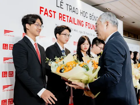 Fast Retailing trao tặng học bổng năm thứ 3 liên liếp dành cho học sinh Việt Nam