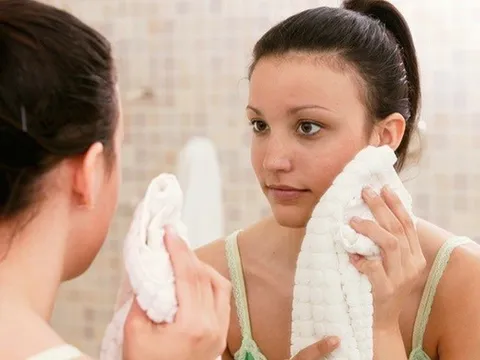 Ai cũng dùng khăn tắm lau khô mặt nhưng không biết những tác hại này