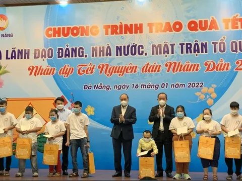 Chủ tịch nước Nguyễn Xuân Phúc đến Đà Nẵng trao quà Tết cho người nghèo