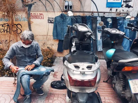 Người đàn ông cả đời mưu sinh bằng nghề “xé quần” ở Sài Gòn