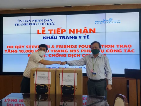 Người Việt Nam ở nước ngoài tặng các đơn vị tại TPHCM 30.000 khẩu trang y tế N95