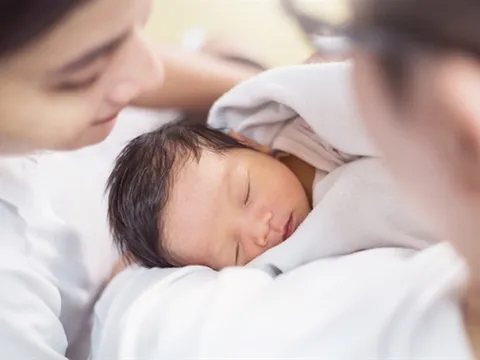 Dự thảo Đề cương Luật Dân số đề xuất thưởng 2 tháng lương cho người sinh con thứ 2