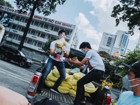 Những hình ảnh mộc mạc của MC Nguyên Khang lăn xả vì cộng đồng mùa dịch