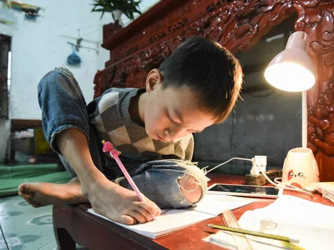 Ước mơ cậu bé cụt 2 tay, viết chữ bằng chân: Thành họa sỹ để vẽ nên mọi ước mơ của mình qua tranh