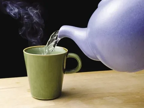 Uống một cốc nước ấm vào khung giờ này còn tốt ngang thuốc bổ tim, chăm chỉ làm còn có da căng bóng!