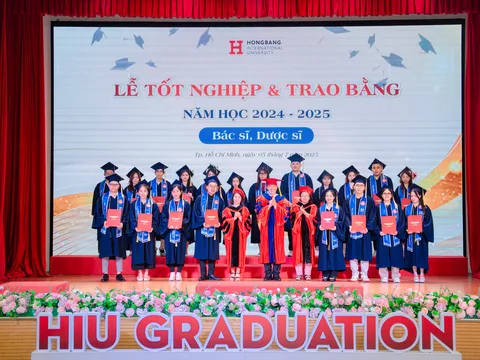 Xúc động lễ tốt nghiệp và trao bằng tốt nghiệp đại học cho gần 2.000 sinh viên
