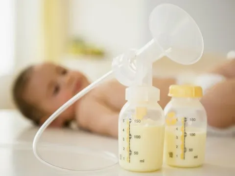Những lợi ích bất ngờ từ sữa mẹ đối với trẻ nhỏ