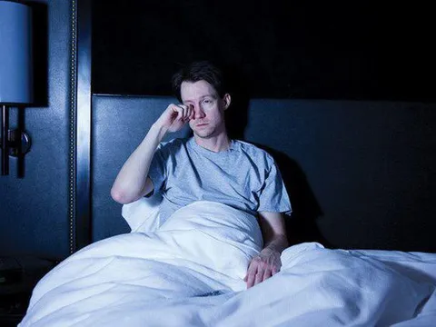 Thường xuyên tỉnh giấc lúc ngủ có phải là bệnh không?