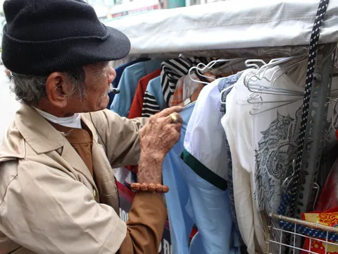 Rong ruổi khắp Sài Gòn để bán quần áo giá... 0 đồng