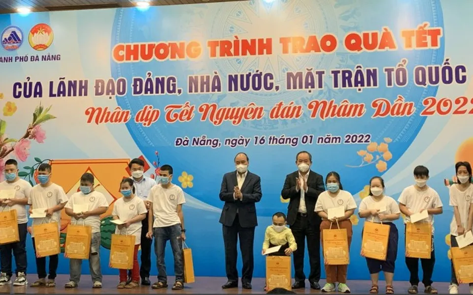 Chủ tịch nước Nguyễn Xuân Phúc đến Đà Nẵng trao quà Tết cho người nghèo